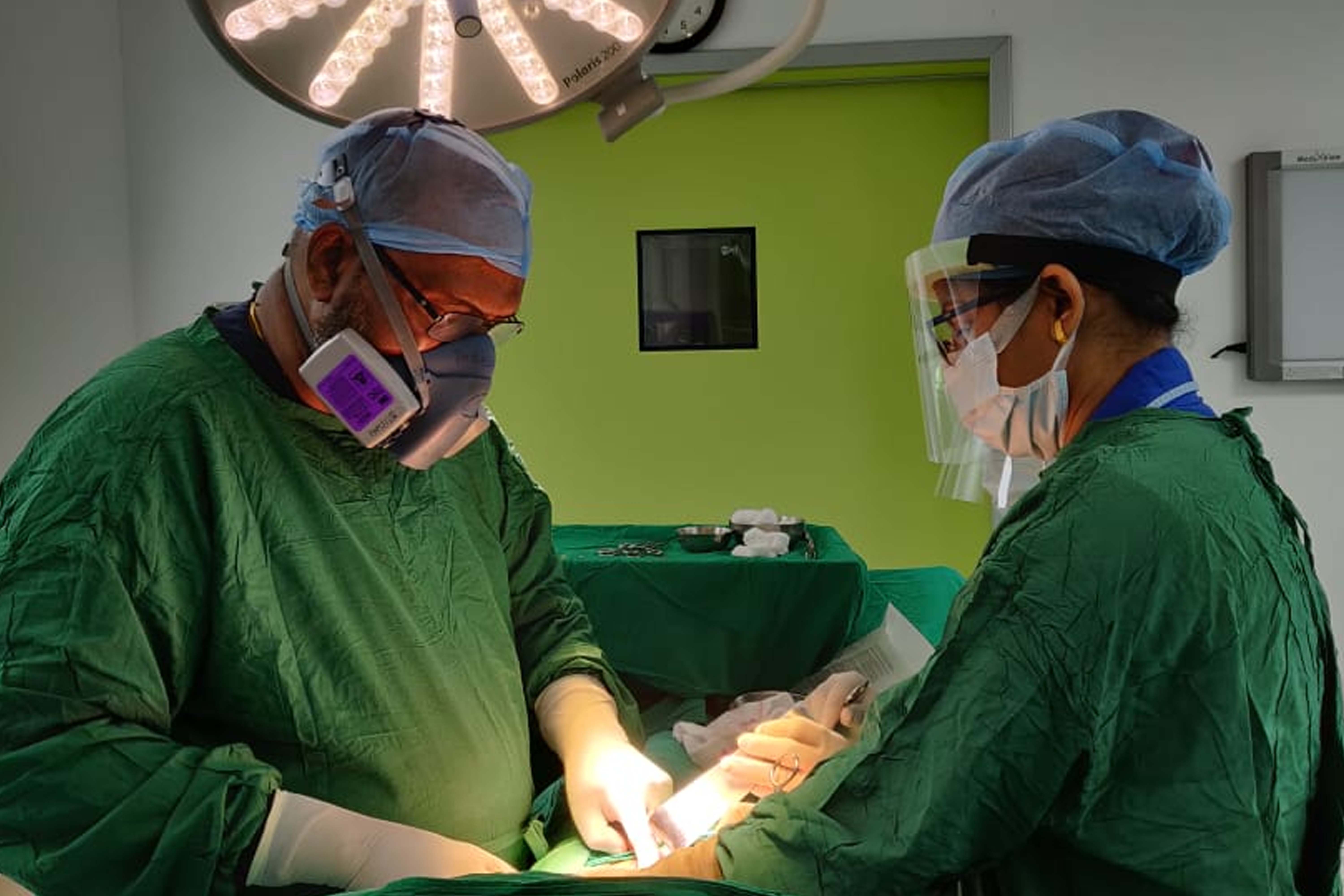 Dr. Debashish Das, the best Laparoscopic, Endoscopic & General Surgeon in Chembur, Mumbai performing surgery with his team.
